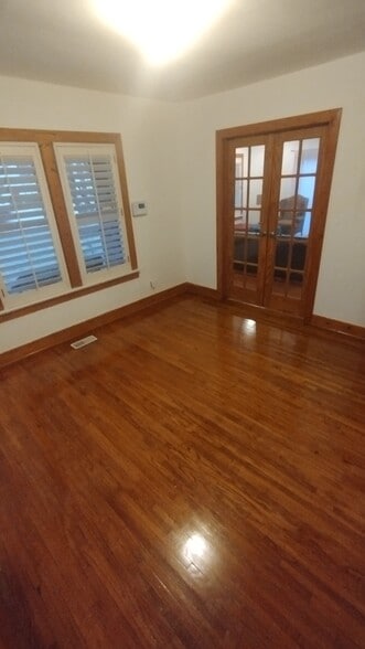 Building Photo - 1445 E 33rd St S