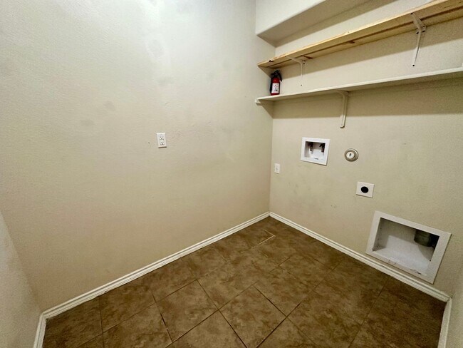 Building Photo - 9917 Desperado Dr