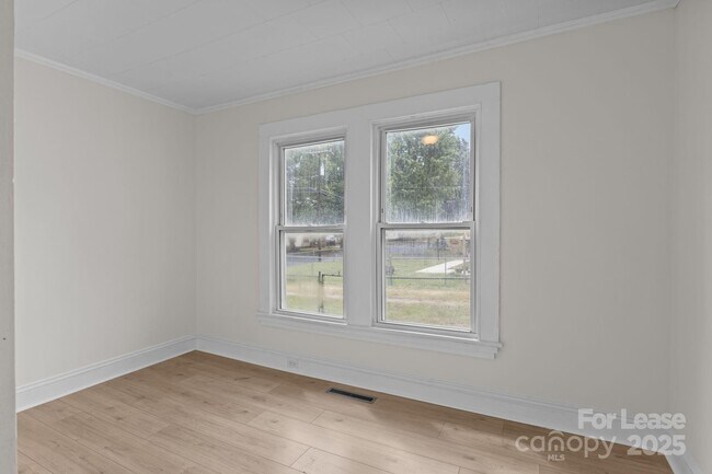 Building Photo - 765 N Church St