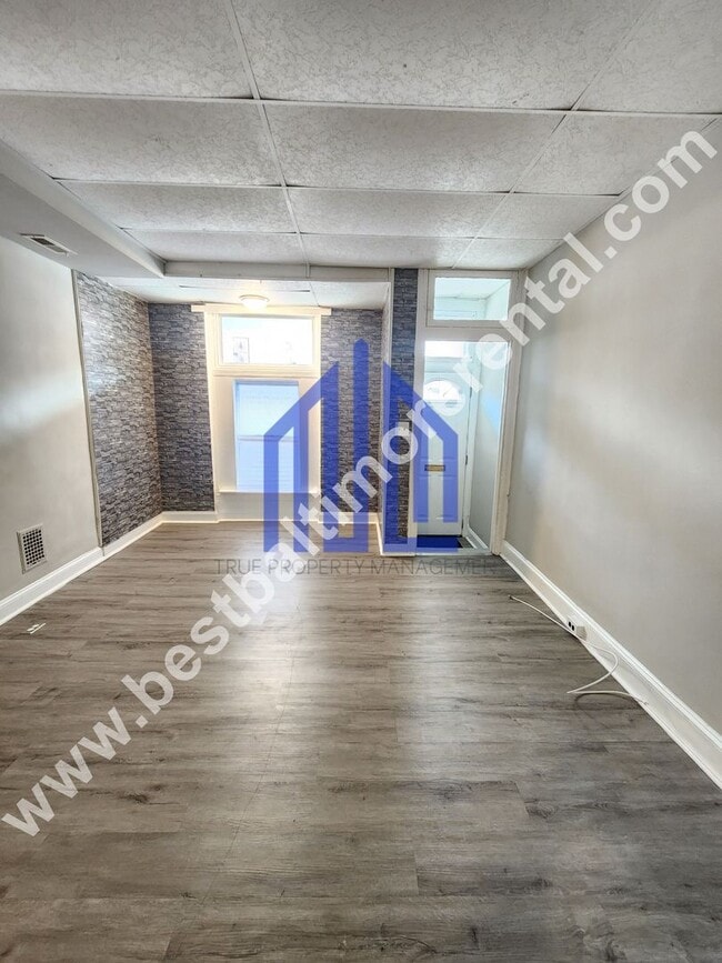 Building Photo - Spacious 3 Bedroom in East Baltimore