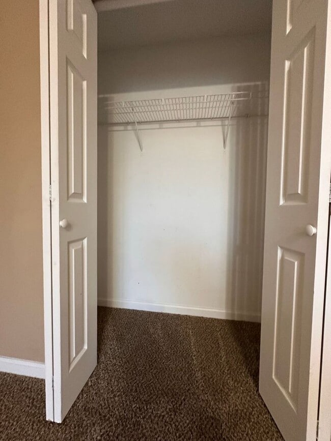 Building Photo - Foxchase Subdivision:  MOVE IN READY!!!!    1/2 OFF 1ST MONTH RENT W/12 MONTH LEASE!!  NEW CARPET...