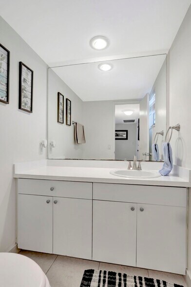 Building Photo - 2851 S Palm Aire Dr