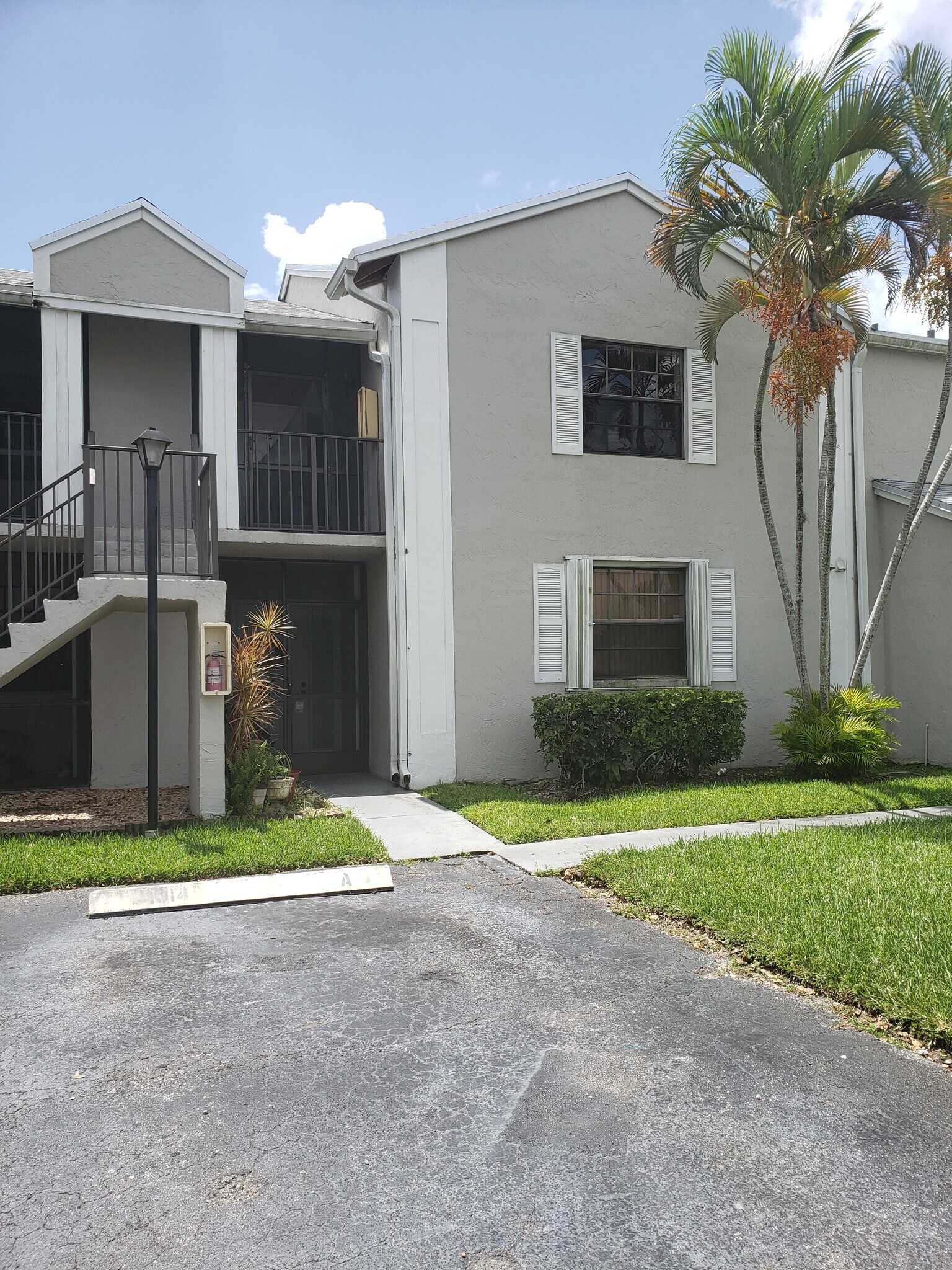 Building Photo - 1014 S Independence Dr