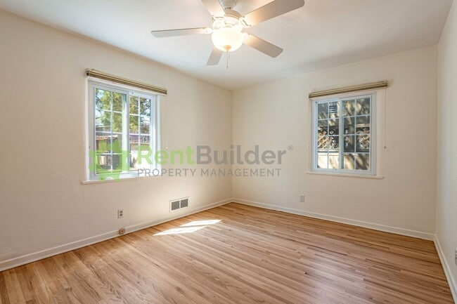 Building Photo - 3822 La Hacienda Dr NE