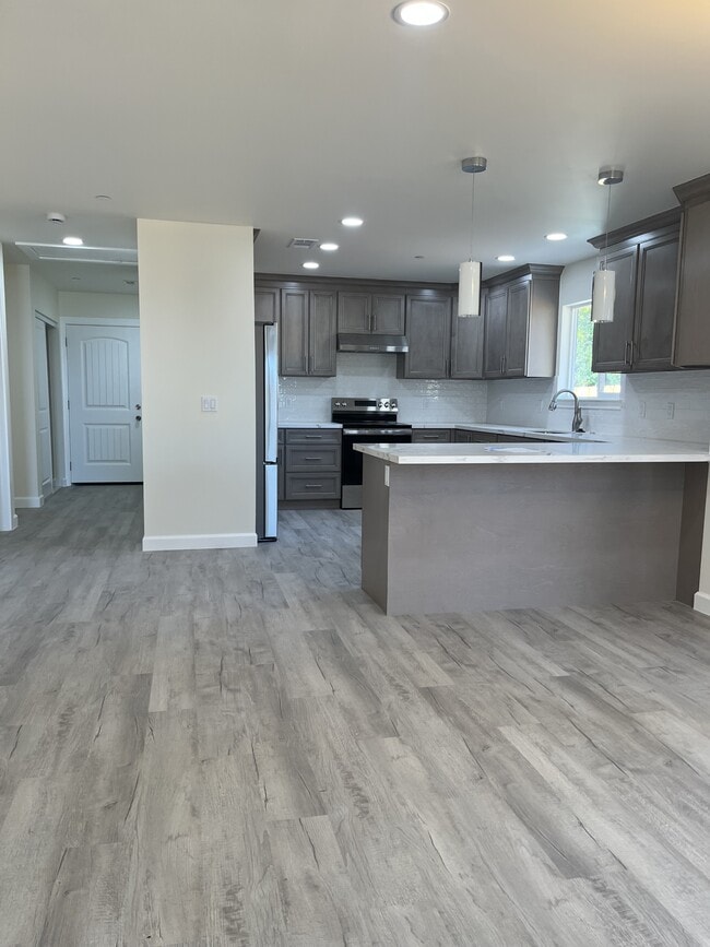 Building Photo - 5104 Chestnut Rd