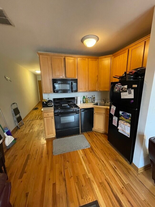 Building Photo - 865 W Buckingham Pl