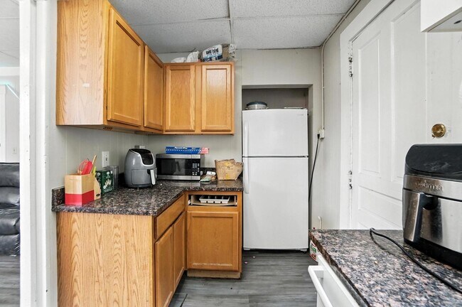 Building Photo - 7 bed/2 bath on Atkinson, Mins. from UC for Only $650/pp ($4,550/mo)!