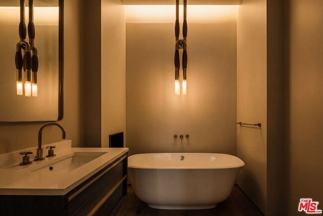 Building Photo - 530 N La Jolla Ave