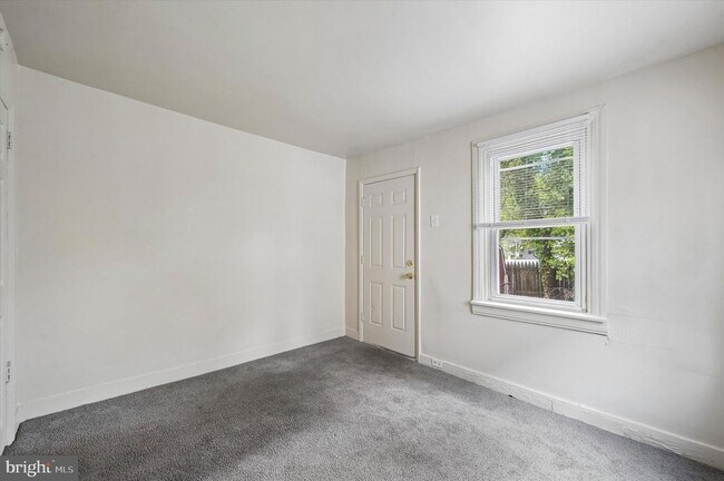 Building Photo - 13 E 21st St