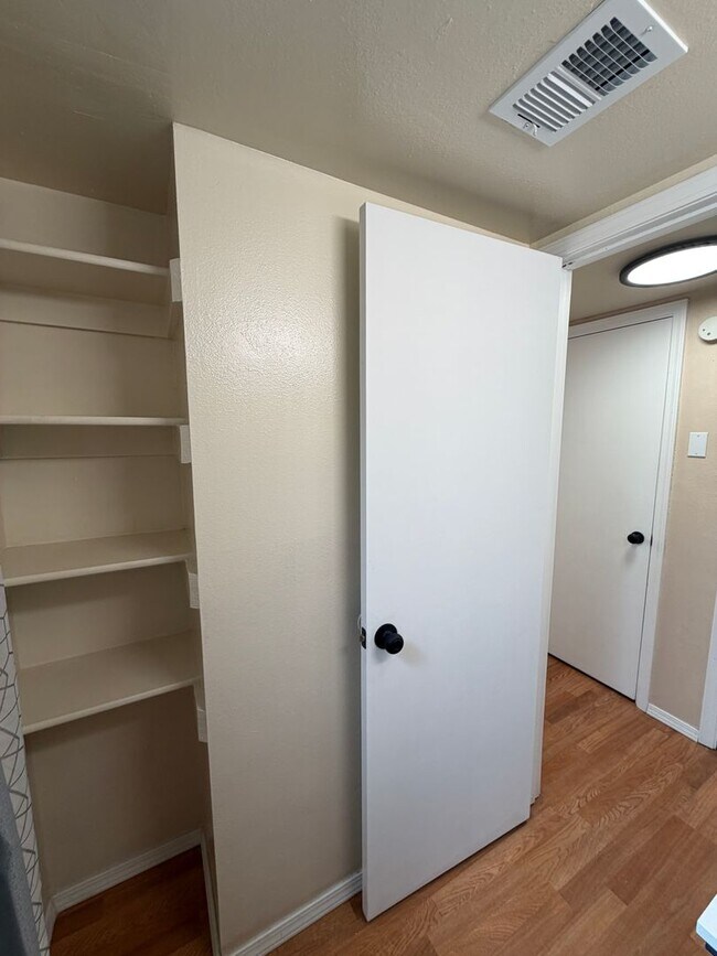 Building Photo - 3 Bedroom Updated Home Available Near Montano Rd NW & Unser Blvd NW!