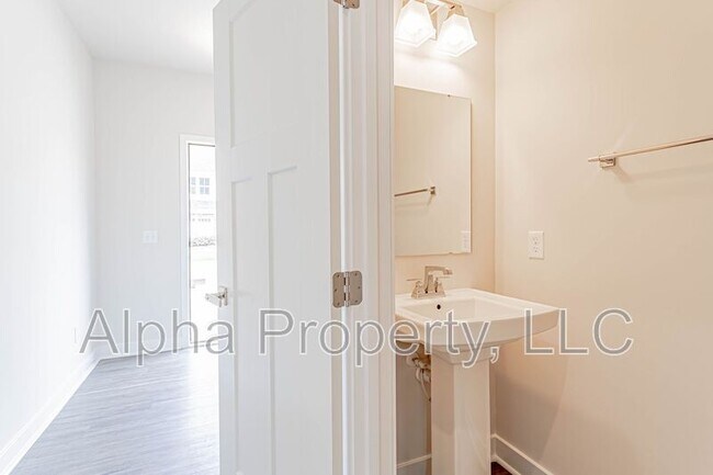 Building Photo - 127 Roseridge Dr