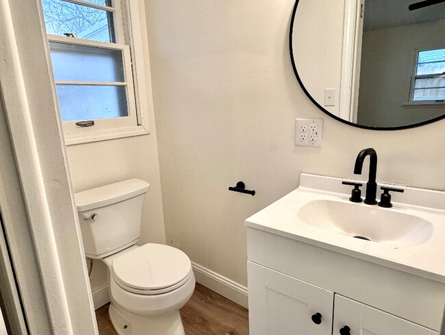 Building Photo - 2051 S Post Rd