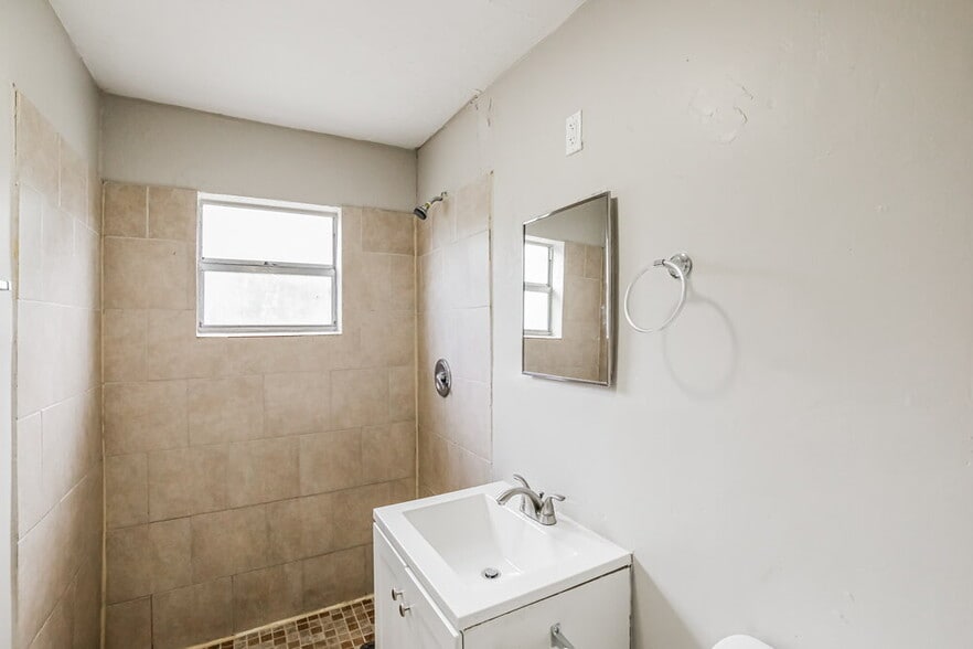 Building Photo - 2418 SW 6th Ct