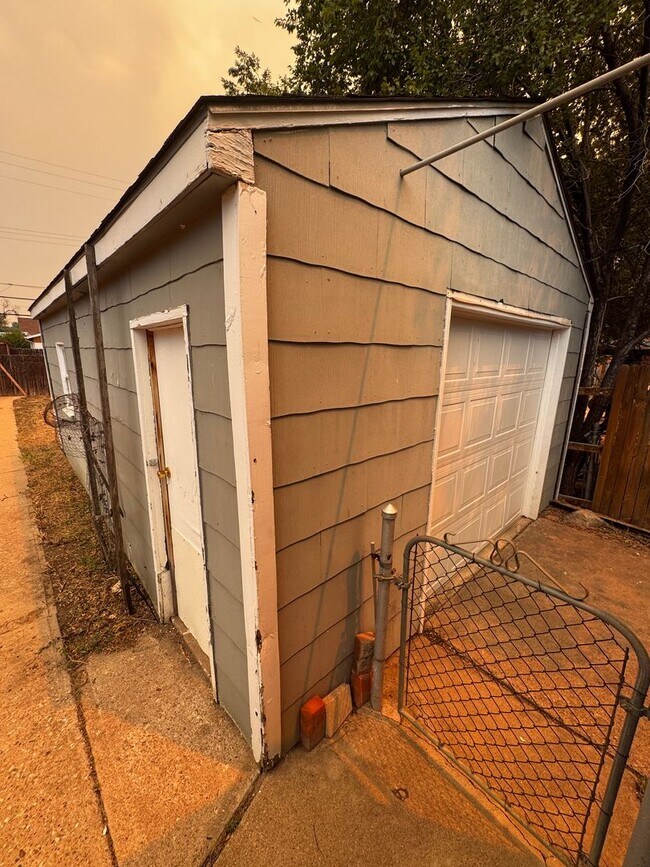 Building Photo - Charming 2-Bedroom Ranch-Style Home with Attached Garage $1280/$1280