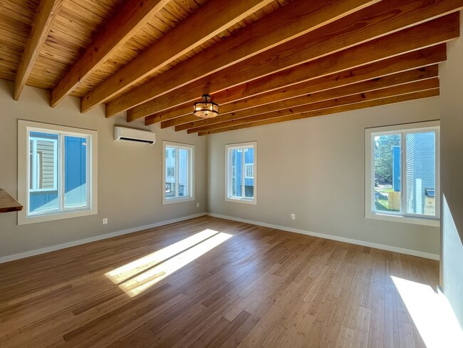 Building Photo - Beautiful Compact Cottage in South Asheville