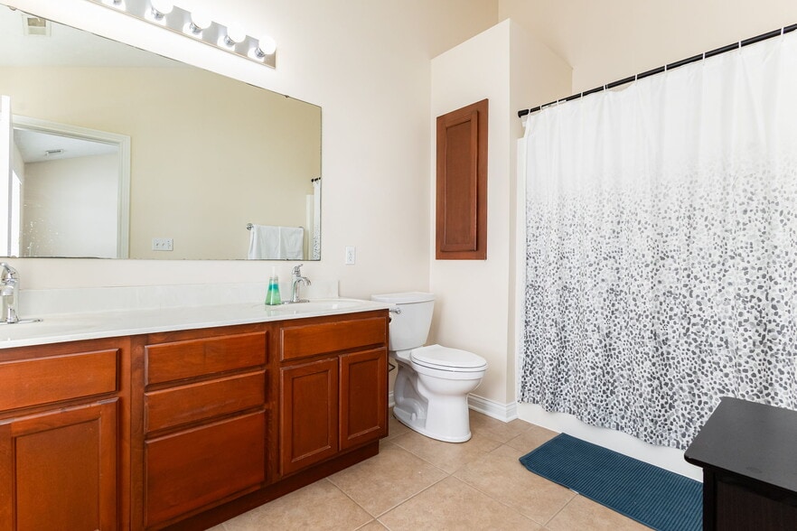 Building Photo - 433 Abbey St