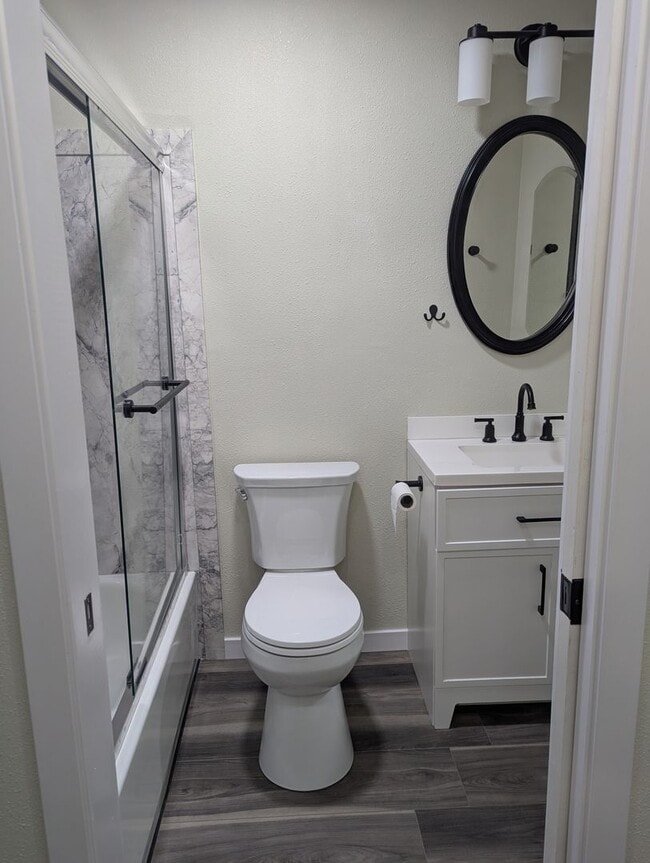 Building Photo - Very nice 3 bd 2 bath