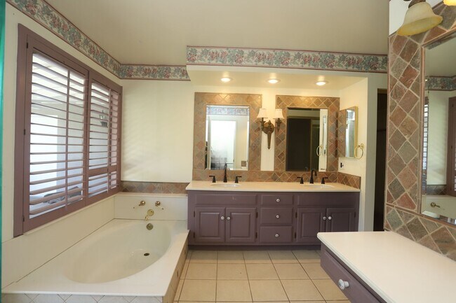 Building Photo - 460 S Bridge View Dr