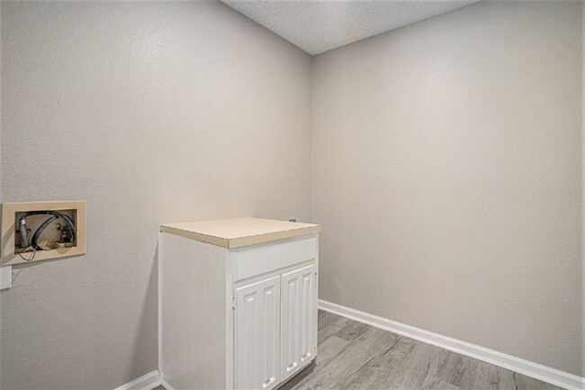 Building Photo - Section 8 Welcomed!! Spacious 5-Bed, 2.5-B...