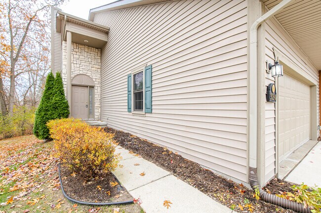 Building Photo - 324 Stratford Ln