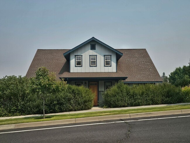 Building Photo - 1082 SE Yarrow Ave