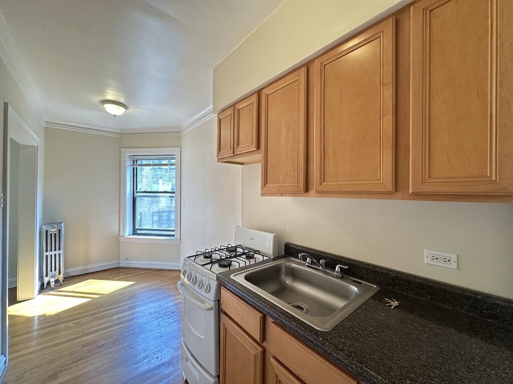 Building Photo - 4646 N Paulina St