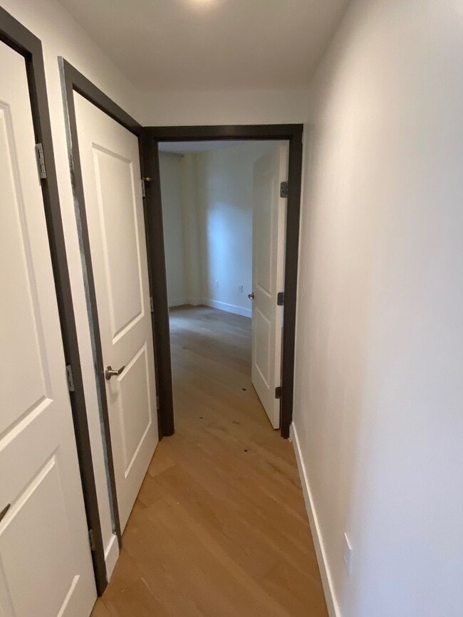 Building Photo - Beautiful updated 2bd/2ba condo in bustlin...