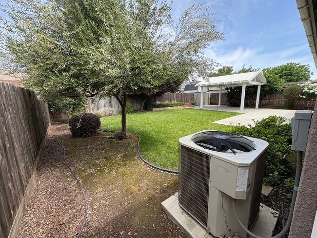 Building Photo - 3 Bedroom Home located NW Visalia!