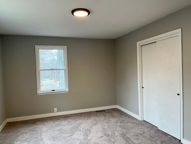 Building Photo - 4 Bedroom 2 bath house in Alton