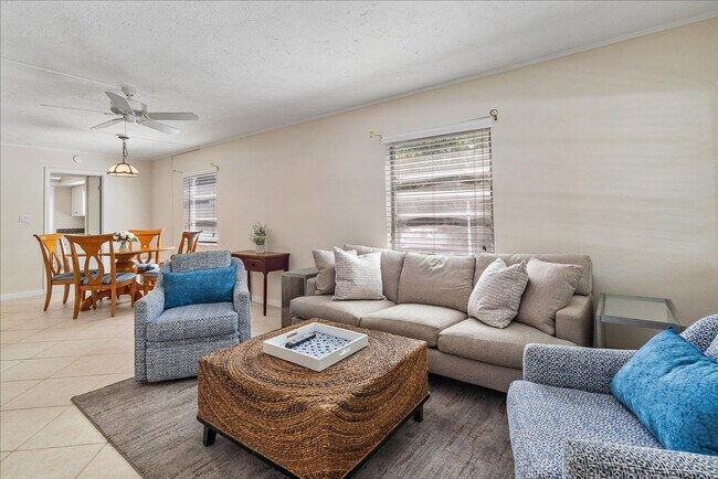 Building Photo - Beautifully updated 2 bed/2 bath located c...