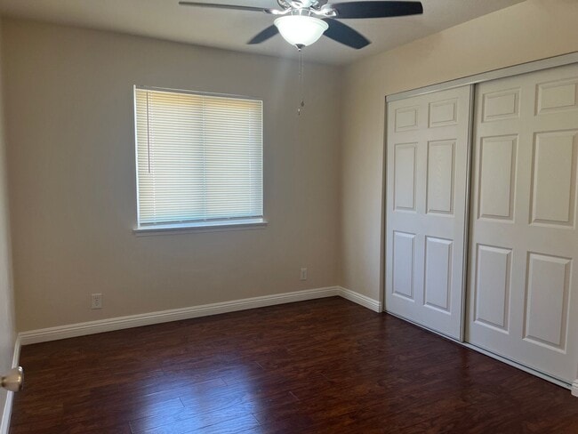 Building Photo - 4 bedroom 2bathroom Home Available now!