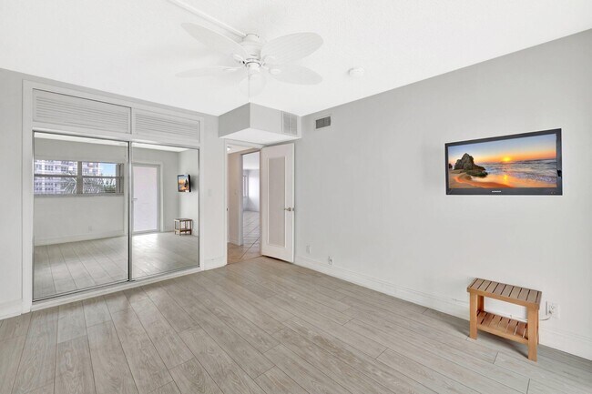 Building Photo - 328 N Ocean Blvd