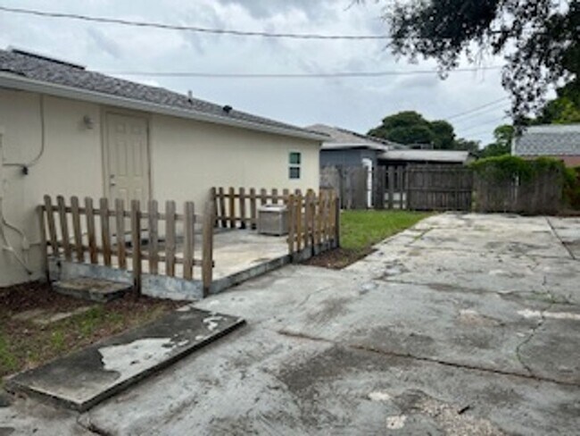 Building Photo - 3 bdrm/2 bath home available immediately!
