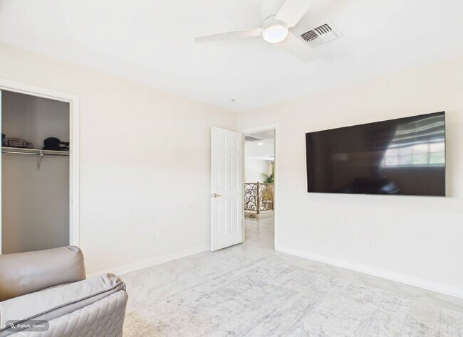 Building Photo - Luxury Awaits with Designer Details