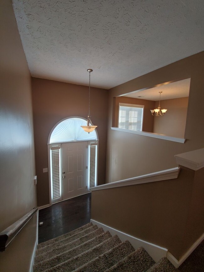 Building Photo - $250 OFF Move-In Rents Special!