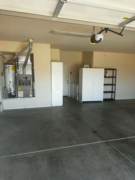 garage w washer and dryer - 4579 S Camino del Tejon
