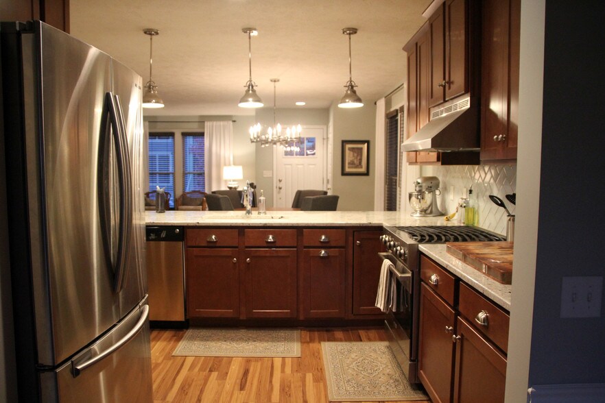 Kitchen - main floor - 923 Blodgett St SE