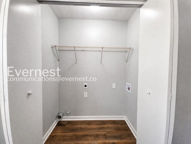 Building Photo - 3 Bed/2 Bath Home with Garage / Pet-Friendly / Coming Soon!