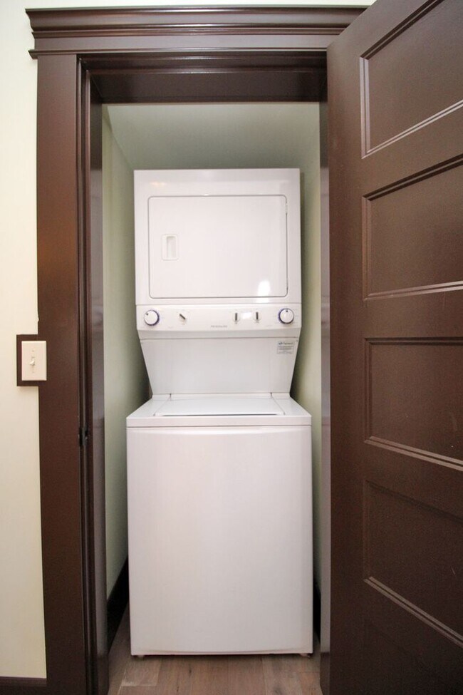 Building Photo - 1634 NW Everett St