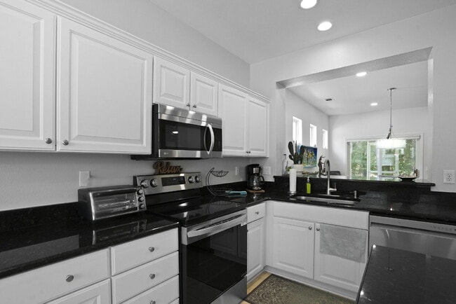 Building Photo - 211 Hampton Cir