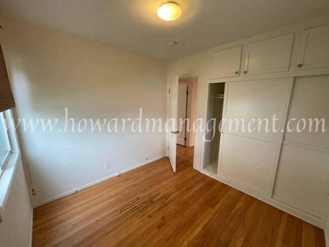 Building Photo - Beautiful Home On Corner Lot With Large Ba...