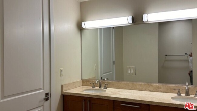 Building Photo - 2020 Holly Dr