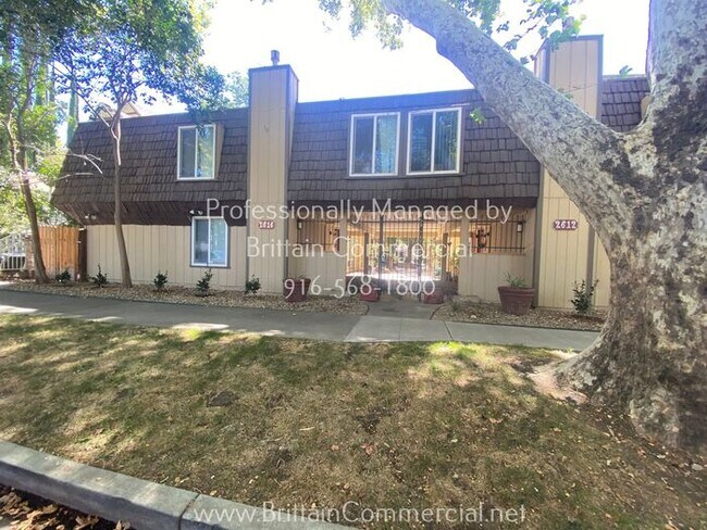 Building Photo - Spacious 2 Bedroom 1.5 Bath Townhouse Apar...