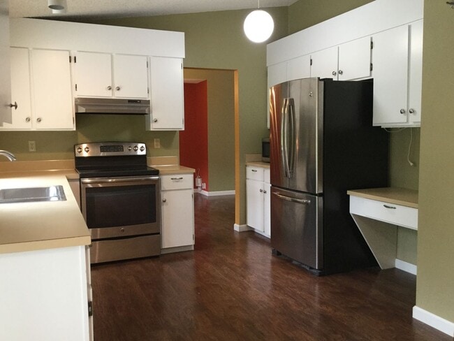 Building Photo - Very Cute and Spacious 3 BD & 2.5 Bath Home located in Kirkland-Finn Hill!