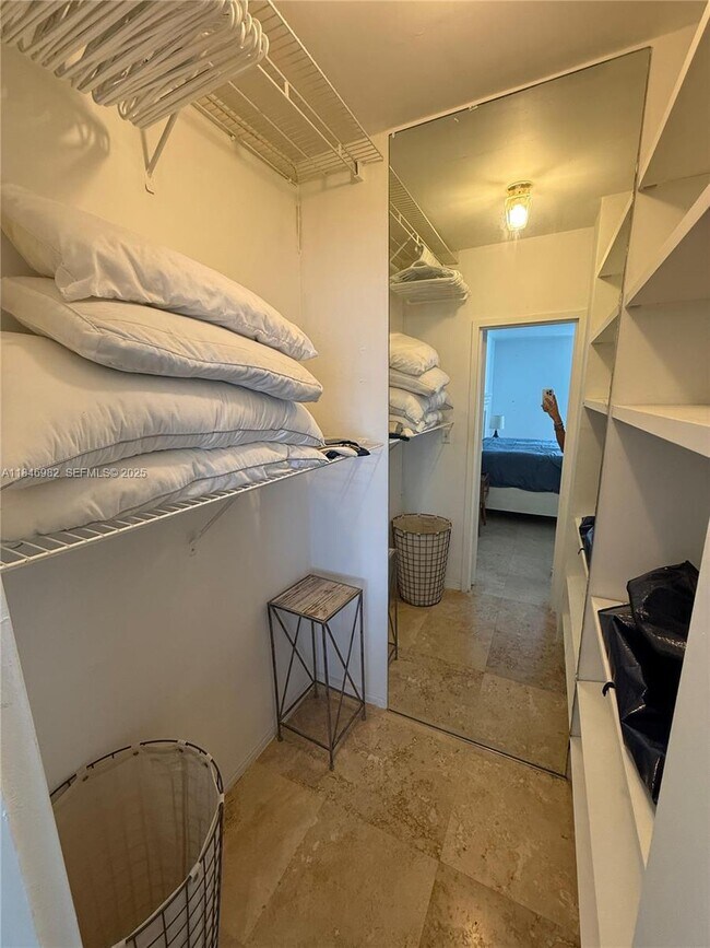 Building Photo - 100 Lincoln Rd