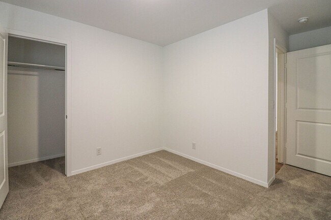 Building Photo - 3202 S 15th Pl