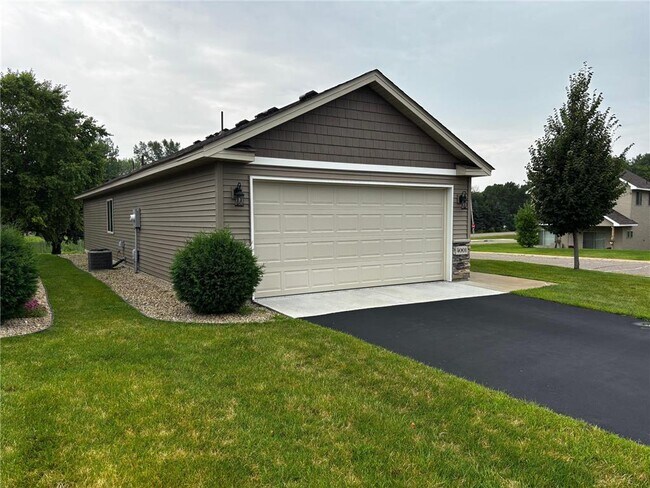 Building Photo - 4001 Iris Ct