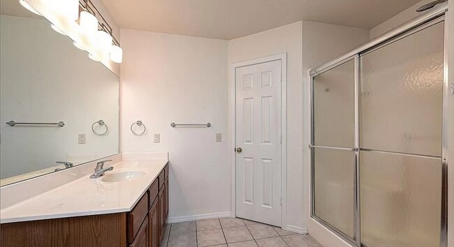 Building Photo - Beautiful 3 Bedroom, 2 Bathroom Home in Ce...