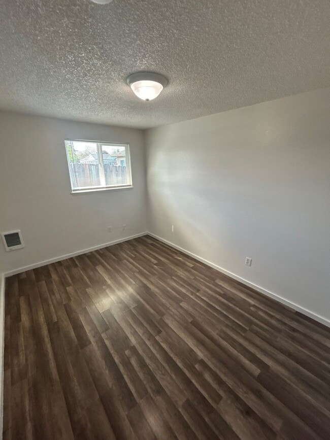 Building Photo - 576 Hill St SE