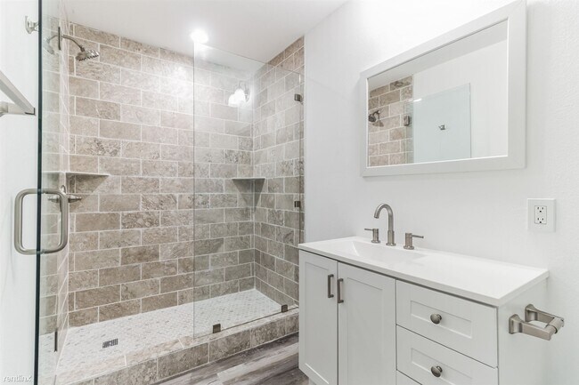 Building Photo - 1 br, 1 bath House - 124 East Castlebriar ...